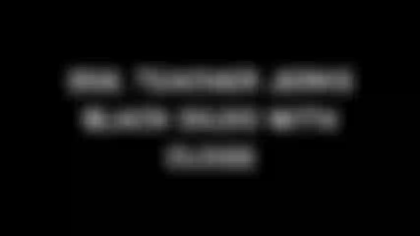 256. La profesora se masturba un consolador negro con zuecos.