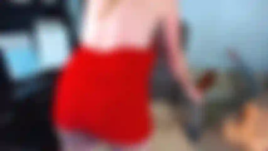 51. Azotando mi culo con fuerza con la paleta del martillo del culo, con bragas sexys puestas.