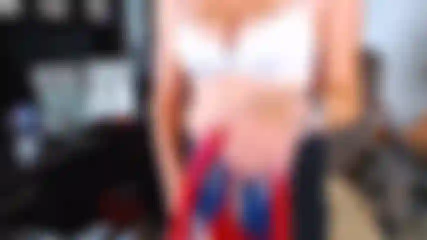 98. Montando muñecas con keds puestos.