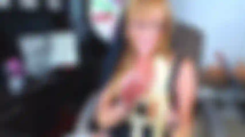 96. La hermana summer lame y come un plátano para ti.