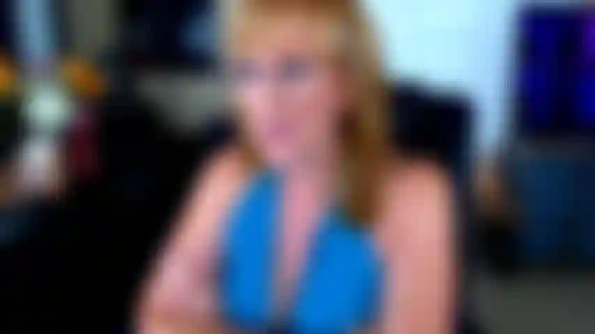 181. Milf pilla a un vecino asomándose por la ventana.