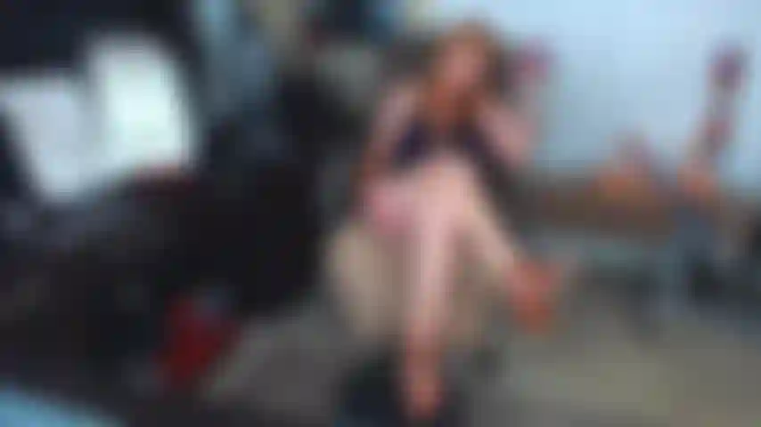 14. Te provoco con mis sandalias abiertas y luego follo ese consolador con mis pies para ti.