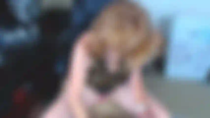 128. Follando con dildo con keds de leopardo puestos.