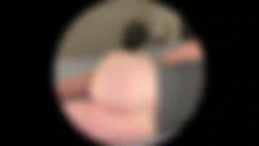 222. Giantess encuentra hombrecito en la grieta del culo.