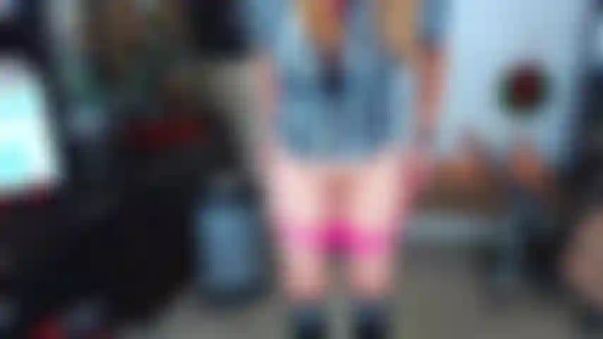 34. Modelo y juego con tangas de encaje de color rosa intenso hasta que me corro.