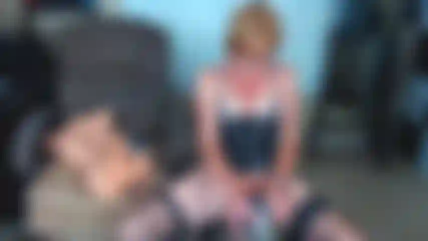 33. Una muñeca y una máquina de follar, chupando y follando con súplicas por hablar sucio en un gangbang.