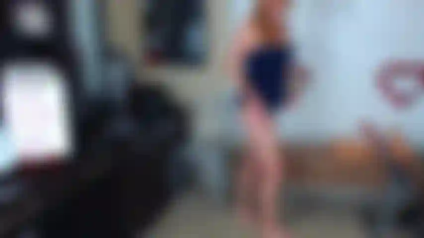 61. Madrastra malvada usa bragas de raso y te grita por mirar fijamente.