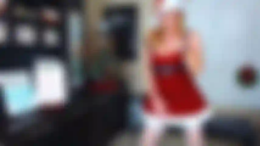 41. Señora claus hace un striptease sexy, se engrasa todo y baila con diferentes ángulos de cámara para ti.