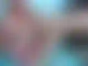 48. Cuerpo y pies aceitados, masturbación con los pies en un consolador.