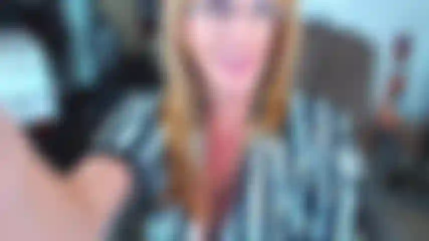 15. Follando con el dedo rápido y el coño con un consolador.