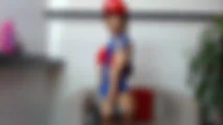 Bombeo de bíceps con una mancuerna de 10 kg.