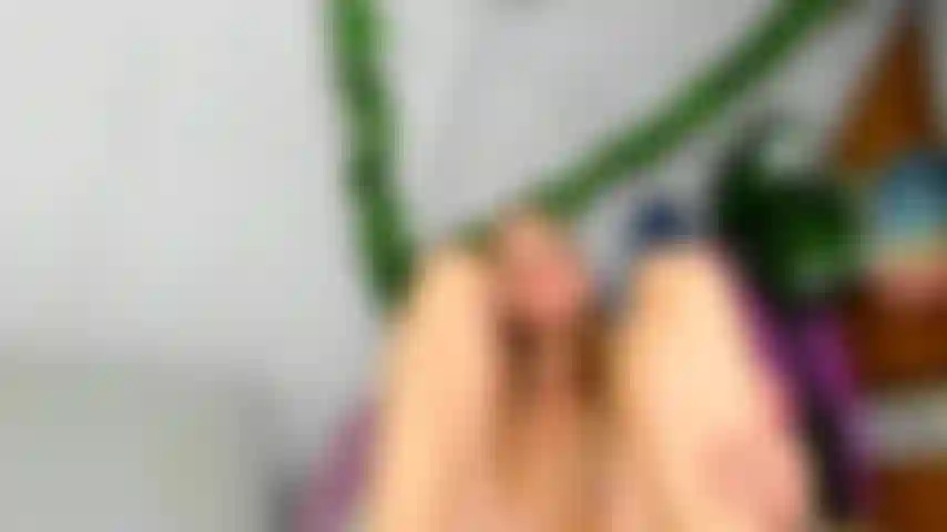 Maquina de follar footjob y exhibicion de piernas.