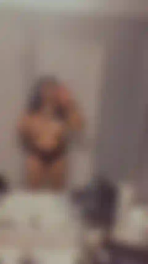 Stripper moviendo muslos + tetas!