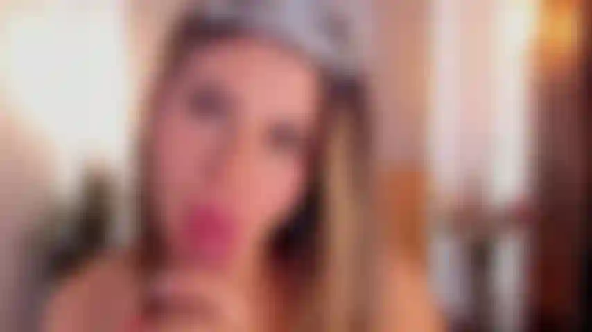 Princesa traviesa tomando el control de tu polla con su boca... puedes resistirlo?