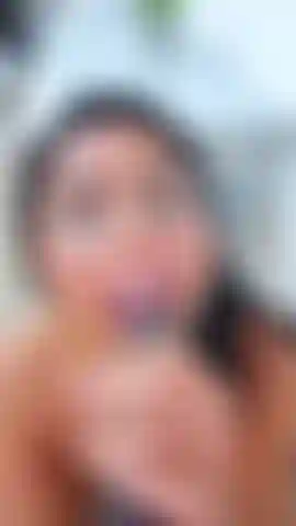 Puta colombiana adicta que recibe una gran polla negra de 10 pulgadas hasta el fondo de su garganta.