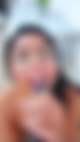 Puta colombiana adicta que recibe una gran polla negra de 10 pulgadas hasta el fondo de su garganta.
