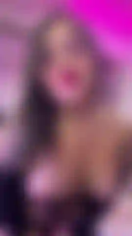 Pequeña sussy caliente se masturba y muestra sus grandes tetas.