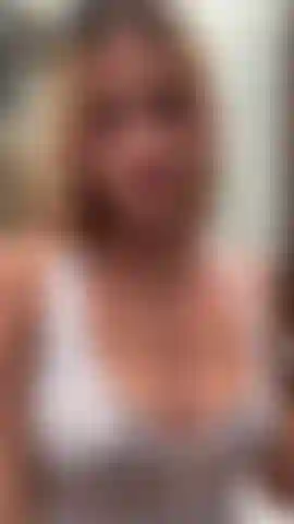 Jugando con los pezones antes de la ducha.