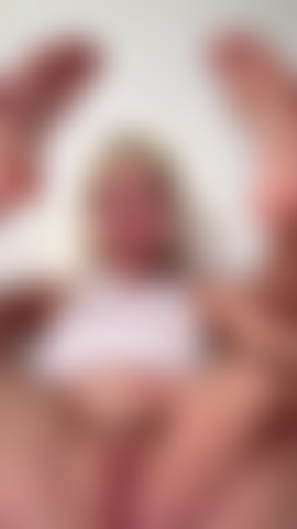 Pies + coño rosa mojado.