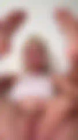 Pies + coño rosa mojado.