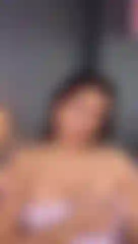 Mis grandes tetas y mi boca quieren sentir tu pene palpitar.