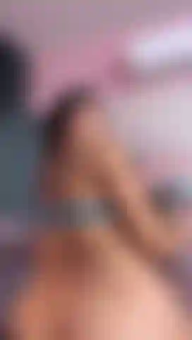 Ven y mete tu polla en mi culo y azótala, quiero que me folles como tu quieras follarme.