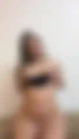 Juego en mi coño con mis dedos, es excitante pensar en ti y hacerlo.