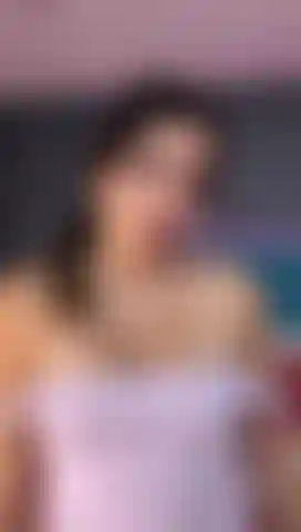 Deja que tu polla se divierta en mis grandes tetas y mi boca.