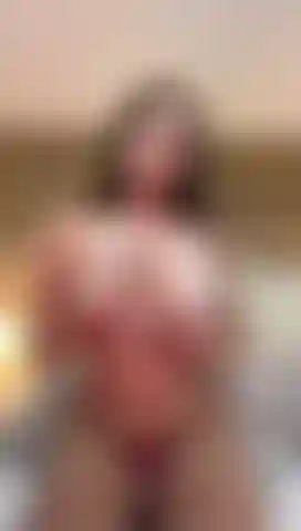 " Te atreves a acercarte y explorar cada centímetro de mí, siente el deseo y déjate llevar por la pasión. Estoy aquí, esperando hacerte disfrutar." Ven y fóllame por favor.