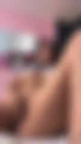 Solo con mis bragas, con mis manos recorriendo cada curva de mi cuerpo acariciando mis pechos mientras mi mirada te invita a perderte en mi... Sensual, tierna y cachonda, una combinación que te hará desearme más de lo que ya lo deseas.