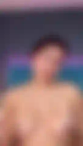 Disfruta de un buen juego en mis grandes tetas con aceite, te encantará.