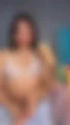 Tu polla en medio de mis tetas y yo disfrutándola.