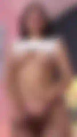 Llenando mis grandes tetas con aceite y tocando mi coño para ti.