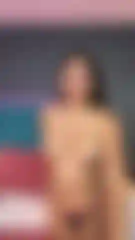 Mis curvas son un pecado, y mis grandes tetas son tu castigo favorito.