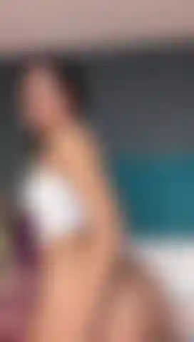 Mi culo rebota y deja mi coño visible para ti.