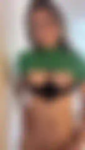 Me divierte azotarme, tocarme los pechos y chuparme el dedo, quiero que te diviertas mirándome.