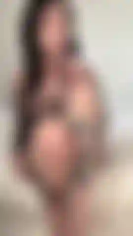 Tu chica sucia está usando la puerta trasera hoy, follándosela en múltiples ángulos con un dildo transparente hasta que mi culo esté lleno de corrida. ¡Empujando hacia afuera múltiples cargas de creampie desde mi agujero del culo!