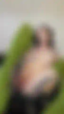 Squirting una y otra y otra vez sobre un dildo en múltiples ángulos diferentes mientras llevo unos lindos calcetines verdes hasta los muslos. ¡Tantos squirts!