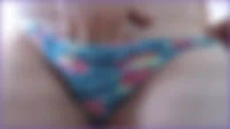 Primer plano de mí jugando debajo de las bragas y provocándote, luego deslizándolas hacia abajo para provocarte con mi coño peludo mostrando mi arbusto superior y mi coño mientras juego en ellos, un video caliente para los amantes de los coños peludos.