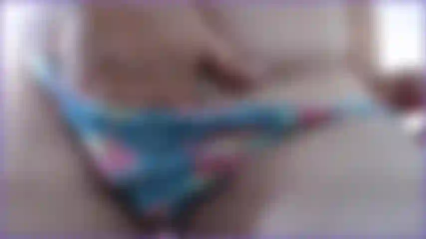 Primer plano de mí jugando debajo de las bragas y provocándote, luego deslizándolas hacia abajo para provocarte con mi coño peludo mostrando mi arbusto superior y mi coño mientras juego en ellos, un video caliente para los amantes de los coños peludos.