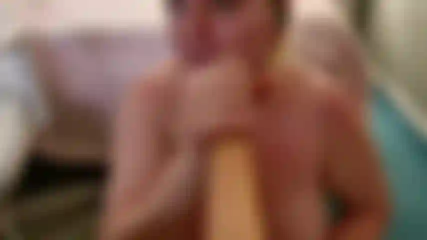 Garganta profunda descuidada y follada de tetas, mírame hacer un lío en tu polla y tú puedes hacer un lío en mí y en mis tetas, charla sucia y caliente y la mejor garganta profunda si te gusta lo descuidado, te encantará este video.