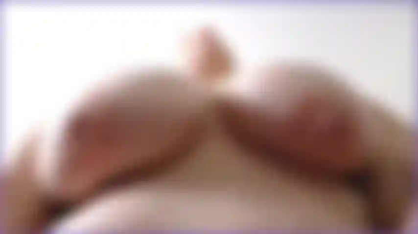 Sacudiendo y haciendo rebotar mis grandes tetas caídas naturales en tu cara. Mira lo caliente que hace ver cómo rebotan y se sacuden por tu dura polla.