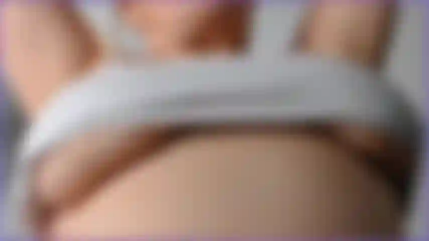 Mira mis tetas caídas maduras colgando naturalmente, video muy caliente para los amantes de las tetas naturales. Los muestro de frente y de lado con un poco de bofetadas y rebotes también. Vídeo caliente de tetas caídas y colgantes.