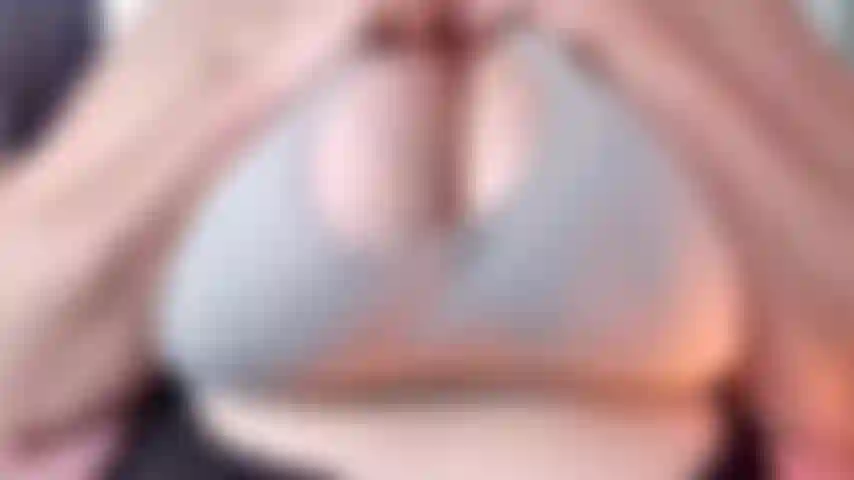138. Haciendo rebotar estas enormes tetas naturales en mi sujetador y hablando sucio mientras te provoco con mucho juego de tetas, escupiendo y provocando mientras te animo a correrte encima de ellas, vídeo caliente para los amantes de las tetas, córrete para las enormes tetas de esta madura morbosa.