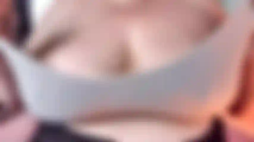 Hago rebotar estas enormes tetas naturales en mi sostén y hablo sucio mientras te provoco, mucho juego con las tetas, escupiendo y provocando mientras te animo a que te corras sobre ellas. Video caliente para amantes de las tetas, semen para estas milfs maduras que hablan sucio con enormes tetas. .