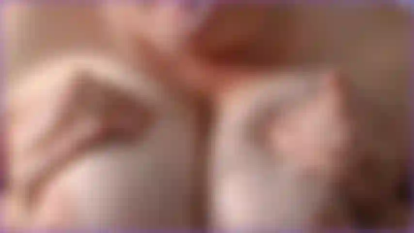 Ama de casa cachonda toma tu polla entre sus grandes tetas maduras naturales de milf y te folla la polla dura apretándolas entre las enormes tetas y escupiendo tu polla para que se deslice por el escote.