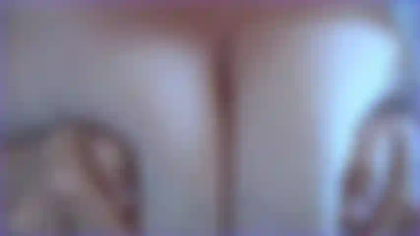 Para las amantes del escote. Mira mi enorme escote increíble de cerca con saliva goteando, así como mi larga lengua lamiendo de arriba a abajo el escote caliente que juega con mis tetas naturales.