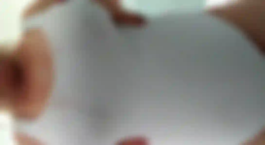 63. Soy una milf cachonda ama de casa que quiere que te pajas mientras me ves empapar mis enormes tetas de milf en la bañera, mojándolas a través de una camiseta blanca hasta dejarlas completamente empapadas para que puedas ver mis pezones duros.