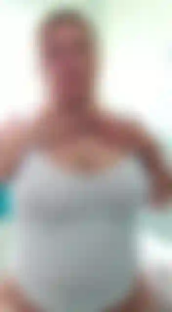 Ama de casa cachonda quiere que te acaricies la polla mientras me miras remojar mis enormes tetas de milf en la bañera empapadas a través de una camiseta blanca sin mangas, empapándolas para que puedas ver mis pezones duros.
