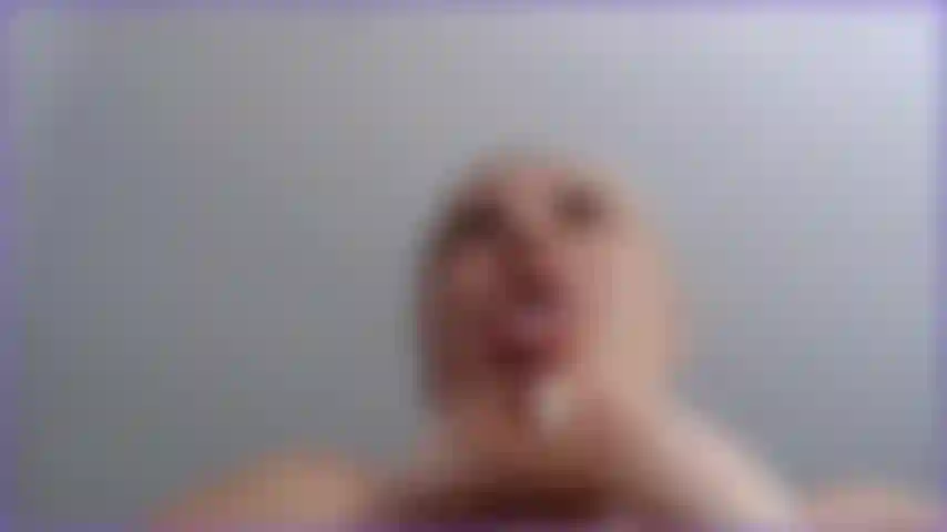 Juego con escupitajos sobre mis enormes tetas naturales. Mira como escupo y empapo mis enormes tetas naturales con saliva, ¿por qué no las cubres con tu semen? Mira cómo la saliva gotea sobre mis tetas y pezones.